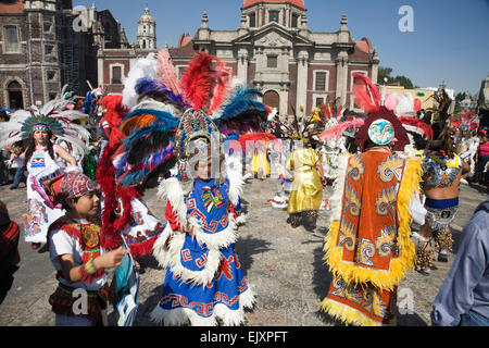 Eine große Truppe bunt kostümierte Tänzer feiert der Jungfrau von Guadalupe Festtag am 12. Dezember in Mexiko-Stadt vor Stockfoto