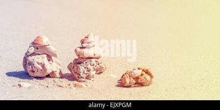 Retro-Farben stilisierte korallene Pyramiden am Strand, Zen Spa Konzept Banner mit Platz für Text. Stockfoto