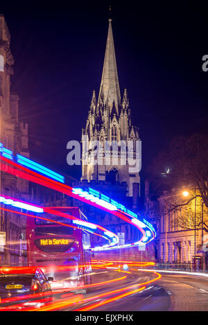 Der Universität St. Mary von der High Street, Oxford Verkehr geht durch einen Bus, der nicht in Betrieb ist Stockfoto