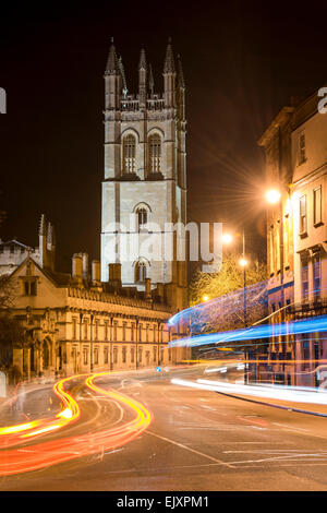 Blick auf die High Street, der Turm des Magdalen College der Universität Oxford als die Lichtspur von Autos Streifen von hinunter; Oxford UK Stockfoto