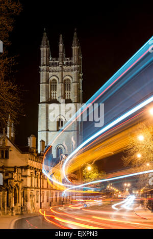 Blick auf die High Street, der Turm des Magdalen College der Universität Oxford als die Lichtspur von Autos Streifen von hinunter; Oxford UK Stockfoto