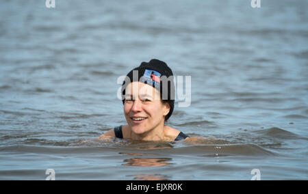 Edinburgh, Schottland. 2. April 2015. Schottland Ostern Wetter Standalone. Zuzana Jerek braucht, um das Wasser auf Portobello direkt am Meer wo ist die Wassertemperatur ca. 7 Grad Celsius. 35 Jahre alte Mutter von drei und ihr Mann Peter geschwommen jeden Tag seit August letzten Jahres. Auch mit 14 Monate alte Tochter Joko abgebildet. Bildnachweis: Andrew O'Brien/Alamy Live-Nachrichten Stockfoto