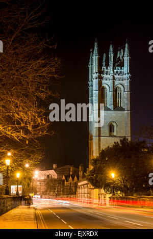 Blick auf die High Street, der Turm des Magdalen College der Universität Oxford als die Lichtspur von Autos Streifen von hinunter; Oxford UK Stockfoto