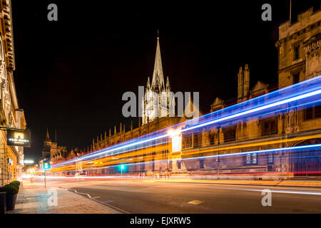 Der Universität St. Mary, Oxford, von der High Street, in der Nacht zu sehen, wie Verkehr auf einer Langzeitbelichtung Fotografie vergeht Stockfoto