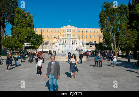 Menschen zu Fuß durch den Syntagma-Platz, Athen Stockfoto