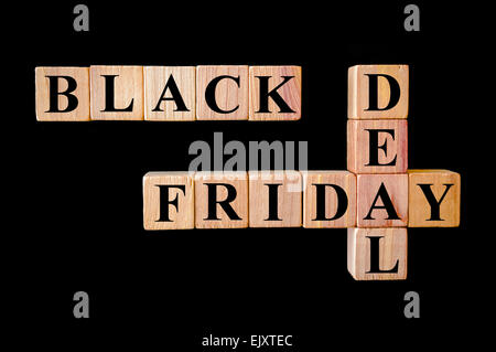 Black Friday Deal.Retail Umsatz Konzept Bild. Hölzerne kleine Würfel mit Buchstaben bilden Kreuzworträtsel auf schwarzem Hintergrund isoliert. Stockfoto