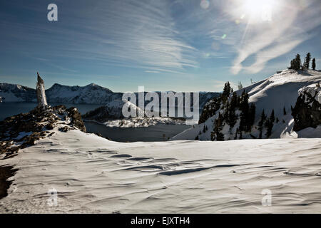 OREGON - Wind konturiert, Schnee und verdrehten Baumstamm über Wizard Island vom Nordrand des Crater Lake, Crater Lake Nationalpark Stockfoto