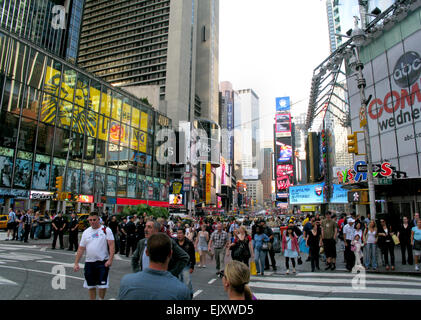 Massen im Times Square in New York City, USA Stockfoto