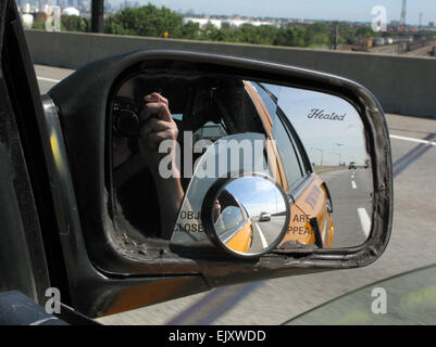 Objekte im Spiegel erscheinen näher, als sie sind. Fahren nach New York City in ein Yellow Cab. Stockfoto