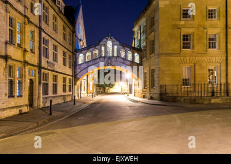 Hertford Brücke, auch bekannt als die Seufzerbrücke, hier in der Nacht zu sehen. Hertford ist eines der Colleges der Universität Oxford Stockfoto