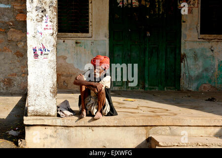 Turban Mann in den Straßen von Samode, Rajasthan, Indien Stockfoto