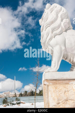 Jerusalem, Israel. Ein Marmor Löwe - das Wahrzeichen der Stadt - mit Blick auf die Akkorde-Brücke am Eingang der Stadt. Schnee. Stockfoto