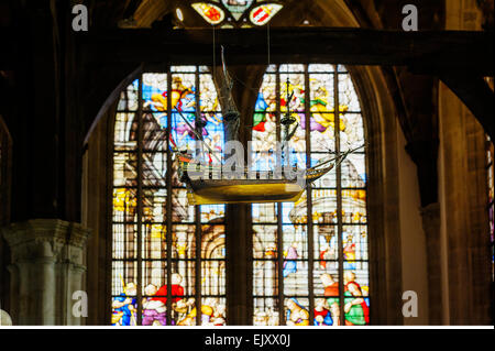 Die Oude Kerk älteste Kirche in Amsterdam. Stockfoto