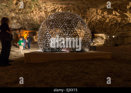 Jerusalem, Israel. Menschen rund um Daan Roosegaardes "Lotus Dome" bei Zedekiahs Höhle während 2013 Festival of Lights. Stockfoto