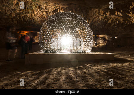 Jerusalem, Israel. Menschen rund um Daan Roosegaardes "Lotus Dome" bei Zedekiahs Höhle während 2013 Festival of Lights. Stockfoto