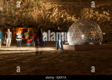 Jerusalem, Israel. Menschen rund um Daan Roosegaardes "Lotus Dome" bei Zedekiahs Höhle während 2013 Festival of Lights. Stockfoto