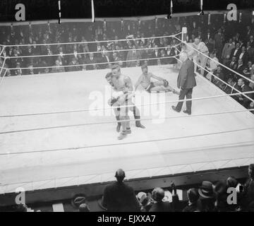 Joe Beckett geht Weg nach Ausschlagen Frank Goddard in der britischen Boxing Board of Control britische Schwergewichts-WM-Kampf, bei Olympia, Kensington, London, Vereinigtes Königreich 17. Juni 1919 Stockfoto