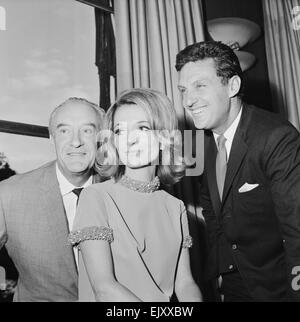 Lee Bouvier, Schauspielerin & Schwester Jacqueline Kennedy Onassis, abgebildet im Savoy Hotel in London, 19. September 1967.    Abgebildet mit co-Stars, die George Sanders & Robert Stack Lee Bouvier 34 in London für ihr TV-Schauspieldebüt in David Susskinds £120.000 Produktion von "Laura" ist.    Sie nutzt ihren Mädchennamen, wie sie lieber "meine Bühne und Privatleben zu trennen".    Verheiratet mit Anthony Stanislas Radziwill, ist ihre vollständige Titel Prinzessin Lee Radziwill.  Lokalen Caption *** Schauspieler Stockfoto