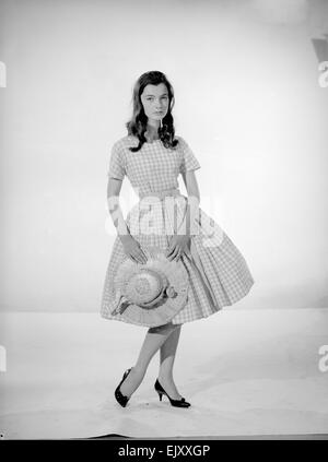 Modell Jennifer Goddard. Braunhaarige Mädchen im karierten Kleid mit Hut Stockfoto