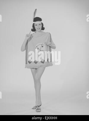 Tagwache Mode Feature Reveille Modell Gloria Janes gesehen hier Modellierung Indianer Mode Dezember 1963 Stockfoto