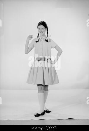 Modell Jennifer Goddard. Braunhaarige Mädchen im karierten Kleid mit Pig tails Stockfoto