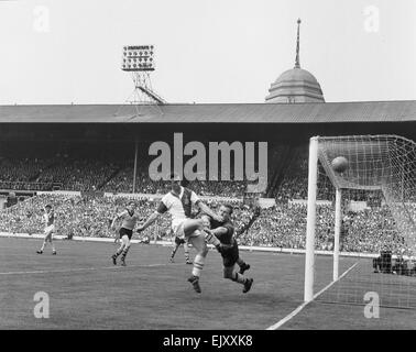 FA-Cup-Finale im Wembley-Stadion. Wolverhampton Wanderers 3 V Blackburn Rovers 0. Wölfe Torwart Malcolm Finlayson geht in eine Herausforderung mit einem Rovers nach vorne.  7. Mai 1960. Stockfoto