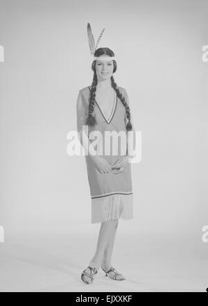 Tagwache Mode Feature Reveille Modell Gloria Janes gesehen hier Modellierung Indianer Mode Dezember 1963 Stockfoto