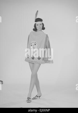 Tagwache Mode Feature Reveille Modell Gloria Janes gesehen hier Modellierung Indianer Mode Dezember 1963 Stockfoto