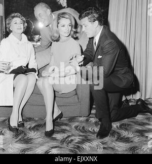 Lee Bouvier, Schauspielerin & Schwester Jacqueline Kennedy Onassis, abgebildet im Savoy Hotel in London, 19. September 1967.    Abgebildet mit co-Stars, die George Sanders & Robert Stack Lee Bouvier 34 in London für ihr TV-Schauspieldebüt in David Susskinds £120.000 Produktion von "Laura" ist.    Sie nutzt ihren Mädchennamen, wie sie lieber "meine Bühne und Privatleben zu trennen".    Verheiratet mit Anthony Stanislas Radziwill, ist ihre vollständige Titel Prinzessin Lee Radziwill.  Lokalen Caption *** Schauspieler Stockfoto