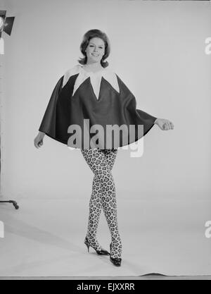 Tagwache Mode Feature Reveille Modell Gloria James gesehen hier Modellierung Rock und Cape Ensemble. Dezember 1963 Stockfoto