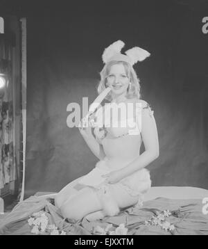 Tagwache Osterhase verfügen. Model Peggy Cage Nseen hier tragen eine Fell Trimmen Baden Kostüm und Hasenohren Circa 1960 Stockfoto