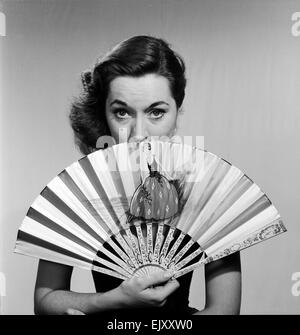 Modell mit Ventilator im trägerlosen Kleid. c.1964 Stockfoto