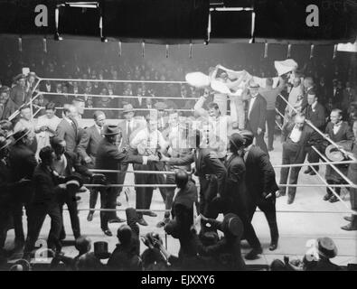 Joe Beckett feiert mit seinen Anhängern nach Ausschlagen Frank Goddard in der britischen Boxing Board of Control britische Schwergewichts-WM-Kampf, bei Olympia, Kensington, London, Vereinigtes Königreich 17. Juni 1919 Stockfoto