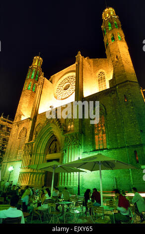 Spanien, Barcelona, Kirche Santa Maria del Mar und Café Stockfoto