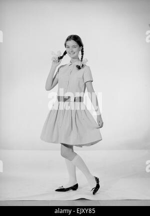 Modell Jennifer Goddard. Braunhaarige Mädchen im karierten Kleid mit Pig tails Stockfoto