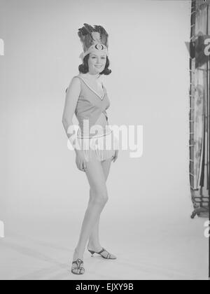 Tagwache Mode Feature Reveille Modell Gloria Janes gesehen hier Modellierung Indianer Mode Dezember 1963 Stockfoto