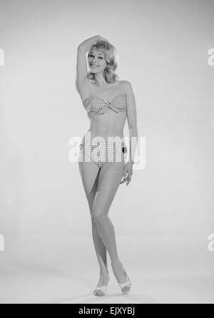 Tagwache Modell Jo Waring Modellierung der 1960er-Jahre-Mode für den Strand. Ca. Mai 1961 Stockfoto