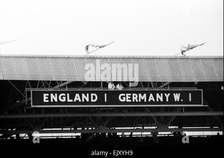 WM-Finale 1966 30.07.1966 Endstand: Westdeutschland England 4: 2 nach Verlängerung. England gewinnt den World Cup zum ersten Mal nach einem 4: 2-Sieg über West-Deutschland im Wembley-Stadion. Das Spiel ging in die Verlängerung, wie die beiden Teams nach 90 Minuten zum 2: 2 Level waren. Geoff Hurst erzielte zweimal in der zusätzlichen Zeit, seinen Hattrick und das Match zu versiegeln. Martin Peters Tor Englands andere. Helmut Haller und Wolfgang Weber erzielte für die Bundesrepublik Deutschland.  Das Wembley-Anzeiger. Stockfoto