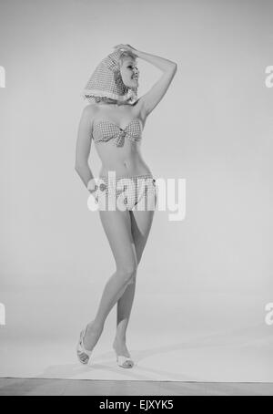 Tagwache Modell Jo Waring Modellierung der 1960er-Jahre-Mode für den Strand. Ca. Mai 1961 Stockfoto