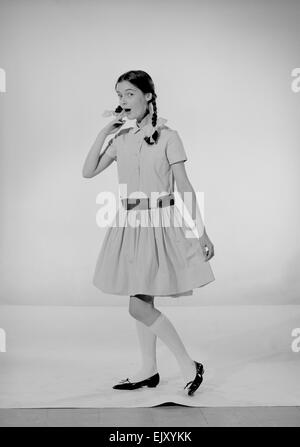 Modell Jennifer Goddard. Braunhaarige Mädchen im karierten Kleid mit Pig tails Stockfoto