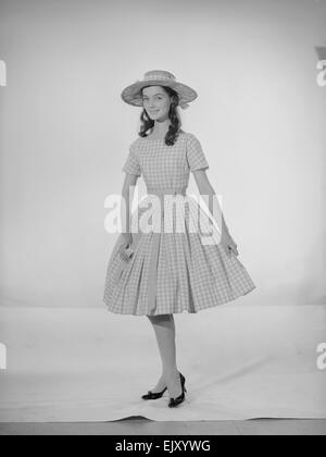 Modell Jennifer Goddard. Braunhaarige Mädchen im karierten Kleid mit Hut Stockfoto