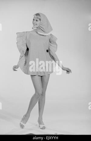 Tagwache Modell Jo Waring Modellierung der 1960er-Jahre-Mode für den Strand. Ca. Mai 1961 Stockfoto