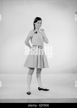 Modell Jennifer Goddard. Braunhaarige Mädchen im karierten Kleid mit Pig tails Stockfoto