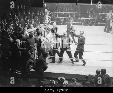 Joe Beckett und seine Anhänger feiern nach Ausschlagen Frank Goddard in der britischen Boxing Board of Control britische Schwergewichts-WM-Kampf, bei Olympia, Kensington, London, Vereinigtes Königreich 17. Juni 1919 Stockfoto