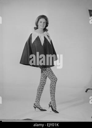 Tagwache Mode Feature Reveille Modell Gloria James gesehen hier Modellierung Rock und Cape Ensemble. Dezember 1963 Stockfoto