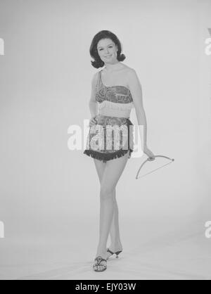 Tagwache Mode Feature Reveille Modell Gloria Janes gesehen hier Modellierung Indianer Mode Dezember 1963 Stockfoto