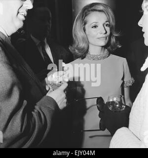 Lee Bouvier, Schauspielerin & Schwester Jacqueline Kennedy Onassis, abgebildet im Savoy Hotel in London, 19. September 1967.    Lee Bouvier 34 ist in London für ihr TV-Debüt in David Susskinds £120.000 Produktion von "Laura" handeln.    Sie nutzt ihren Mädchennamen, wie sie lieber "meine Bühne und Privatleben zu trennen".    Verheiratet mit Anthony Stanislas Radziwill, ist ihre vollständige Titel Prinzessin Lee Radziwill. Stockfoto