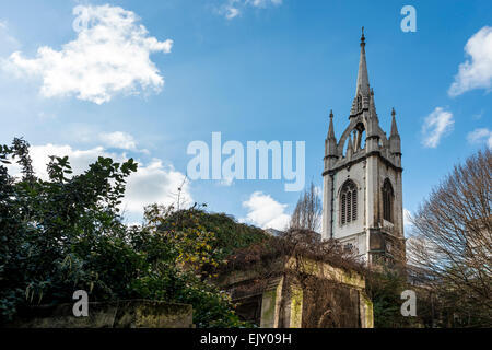 St. Dunstan im Osten, London, ist eine Kirche, entworfen von Christopher Wren im Blitz beschädigt; die Ruinen sind heute eine Grünanlage Stockfoto