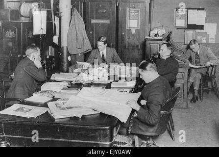 Das Personal am frühen Morgens treffen auf den Daily Mirror Newsdesk Geraldine House, Fesseln Lane, 1927. Stockfoto