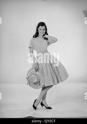 Modell Jennifer Goddard. Braunhaarige Mädchen im karierten Kleid mit Hut Stockfoto